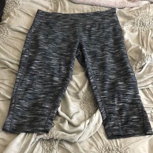 Zella Capri workout pant. Size L